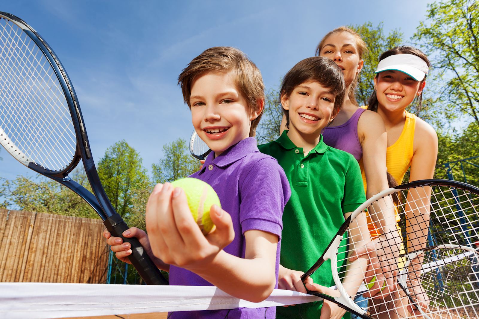Большой подросток. Спортивные дети. Детский теннис. Спортивная семья. Большой теннис дети.